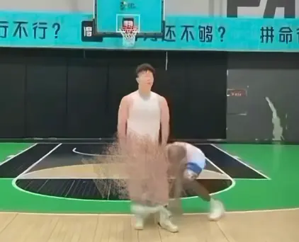 《牛教练的裤子》爆笑名场面全集-黑哥球场偷袭牛教练裤子被甩飞