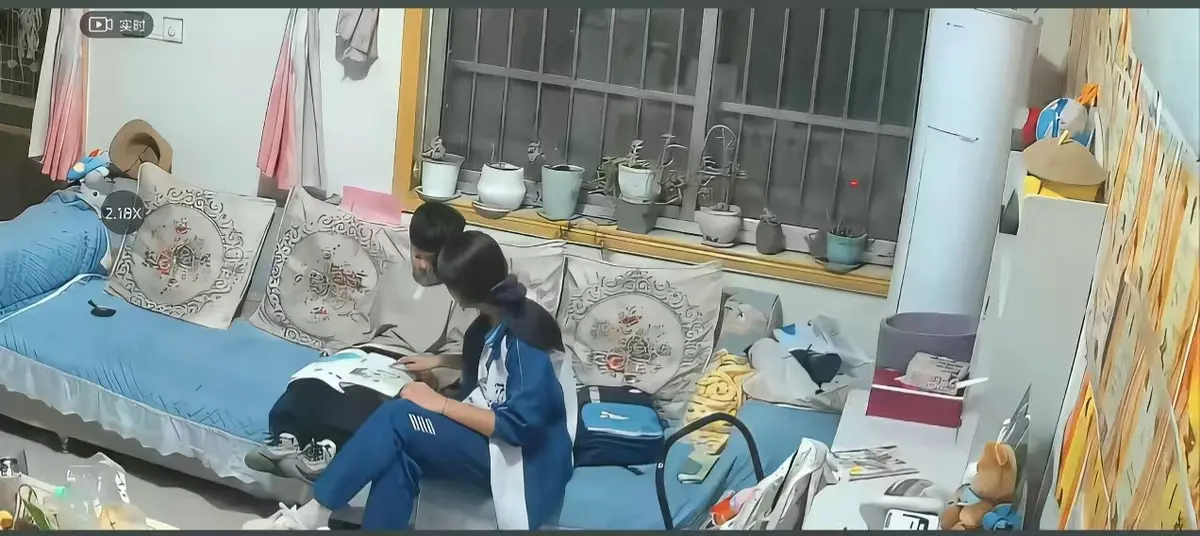 《来自姐姐的爱》无删减完整版在线观看-姐姐管教弟弟真实瞬间暖心互动-监控下辅导作业名场面全收录-来自姐姐的爱高清正片免费下载