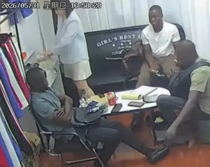 《三个黑人买衣服》完整版监控视频免费播放-全网热搜服装店实拍原视频-三个黑人买衣服结局揭秘